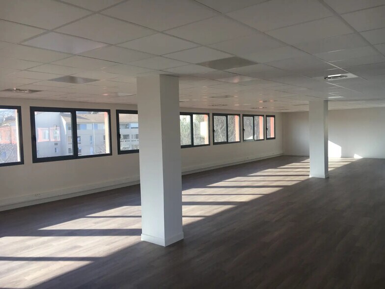 Rue Pascal Xavier Coste, Marseille for lease - Interior Photo - Image 3 of 6