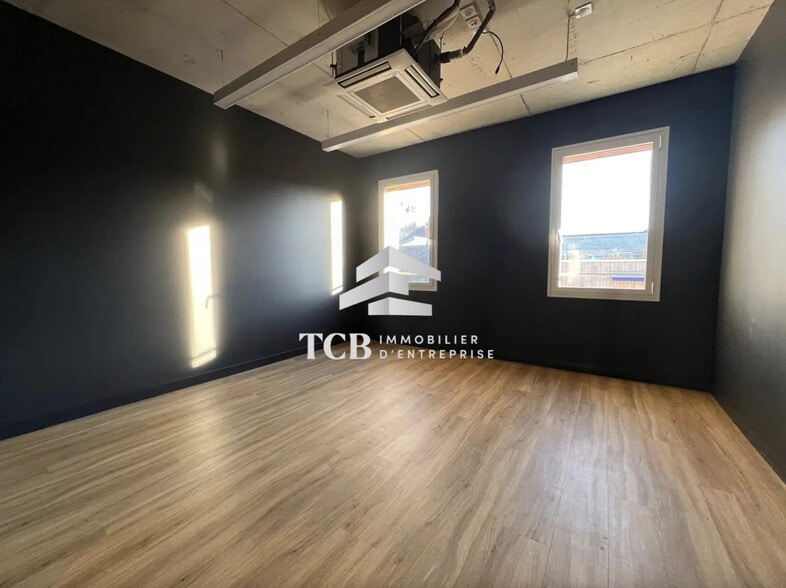 Office in Nantes for lease - Building Photo - Image 3 of 5