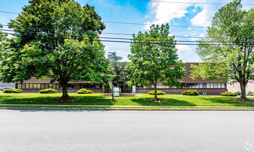 10 York Ave, West Caldwell, NJ for lease - Building Photo - Image 2 of 7