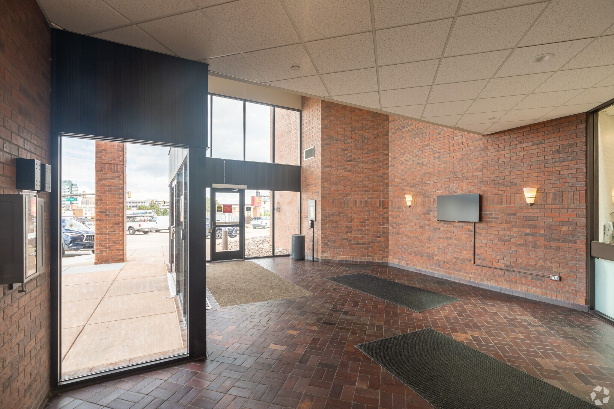 9350 E Arapahoe Rd, Greenwood Village, CO 80112 Wells Fargo Arapahoe