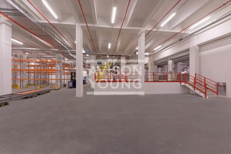 Flex in Paris for lease - Interior Photo - Image 2 of 6