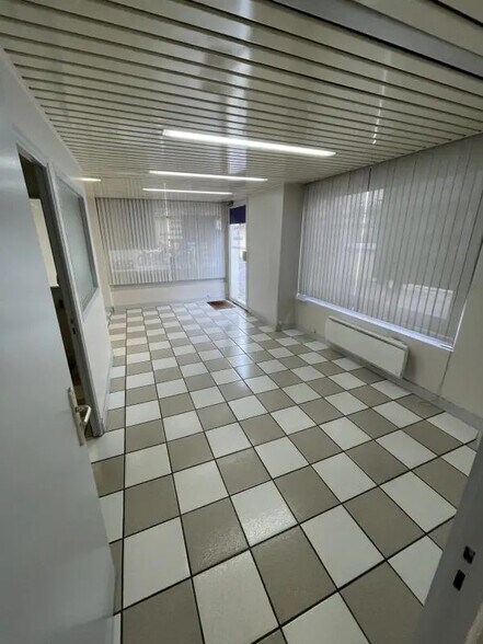 Retail in Rueil-Malmaison for lease - Interior Photo - Image 2 of 11