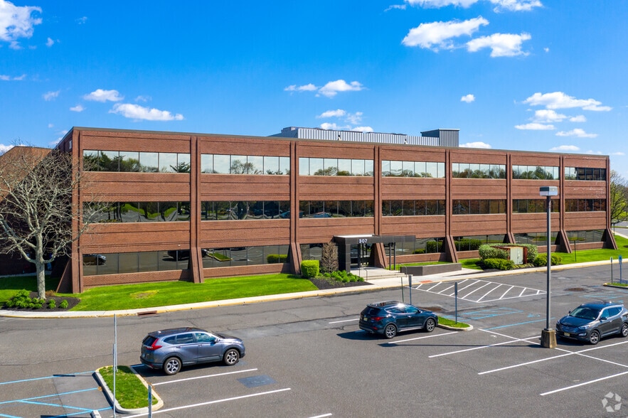 307 Fellowship Rd, Mount Laurel, NJ for lease - Building Photo - Image 3 of 5