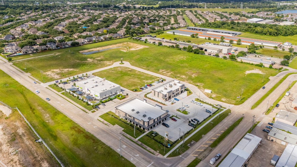 1121 Grand Oak Blvd, League City, TX for sale - Building Photo - Image 3 of 11