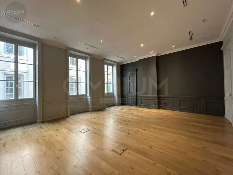 Office in Lyon for lease - Interior Photo - Image 3 of 8