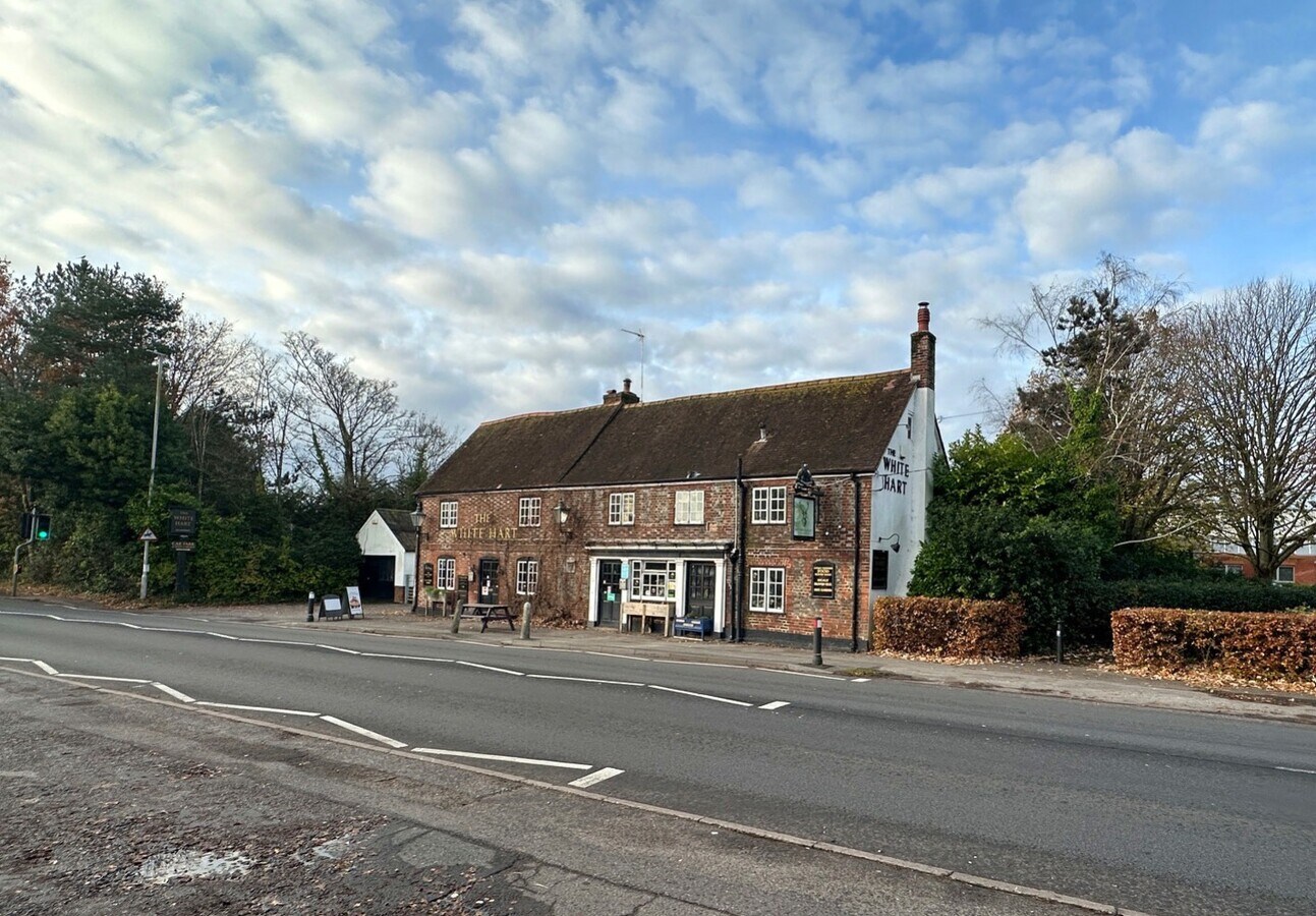 201 Ringwood Rd, Ferndown, BH22 9AB The White Hart