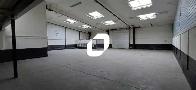 Flex in Ecquevilly for lease - Building Photo - Image 1 of 10