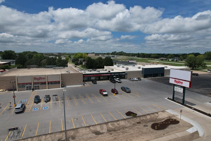 1419-1533 Burlington St, Holdrege, NE for lease - Building Photo - Image 1 of 5