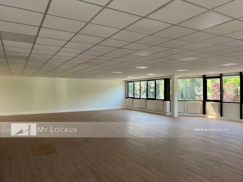Flex in Nanterre for lease - Interior Photo - Image 2 of 10