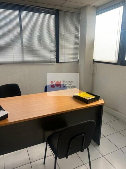 Office in Nîmes for lease - Interior Photo - Image 2 of 3