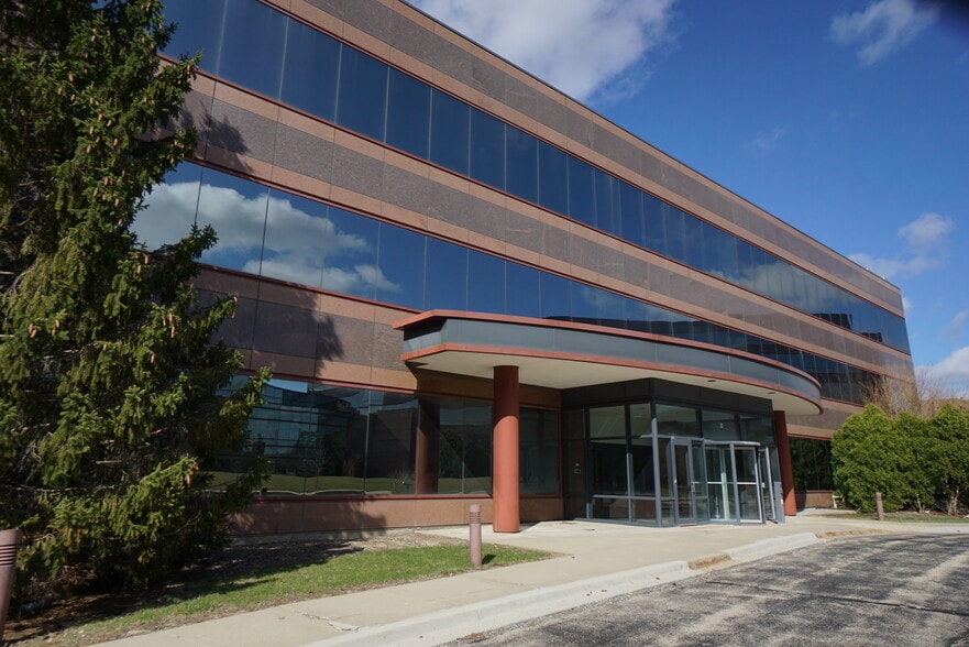 D Overlook Point, Lincolnshire, IL for lease - Building Photo - Image 2 of 20