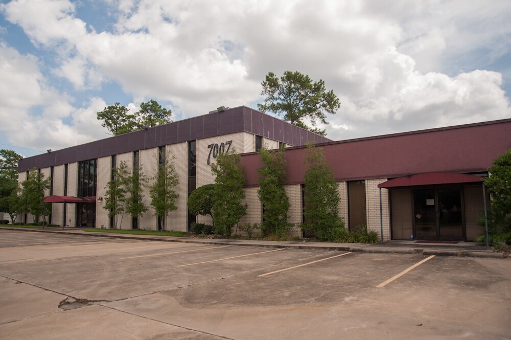 7007 Wimbledon Estates Dr, Spring, TX 77379