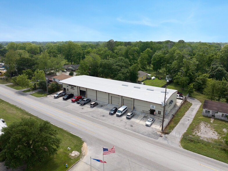 304-306 Wilson Rd, Humble, TX for lease - Primary Photo - Image 1 of 11