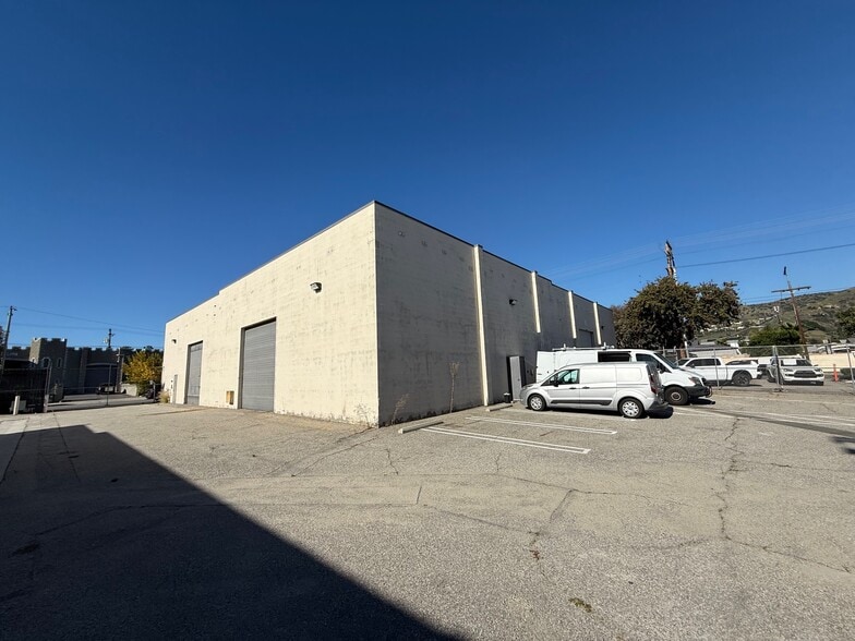 3094 N Lima St, Burbank, CA for lease - Building Photo - Image 2 of 4