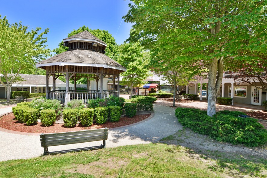 105 W Montauk Hwy, Hampton Bays, NY 11946