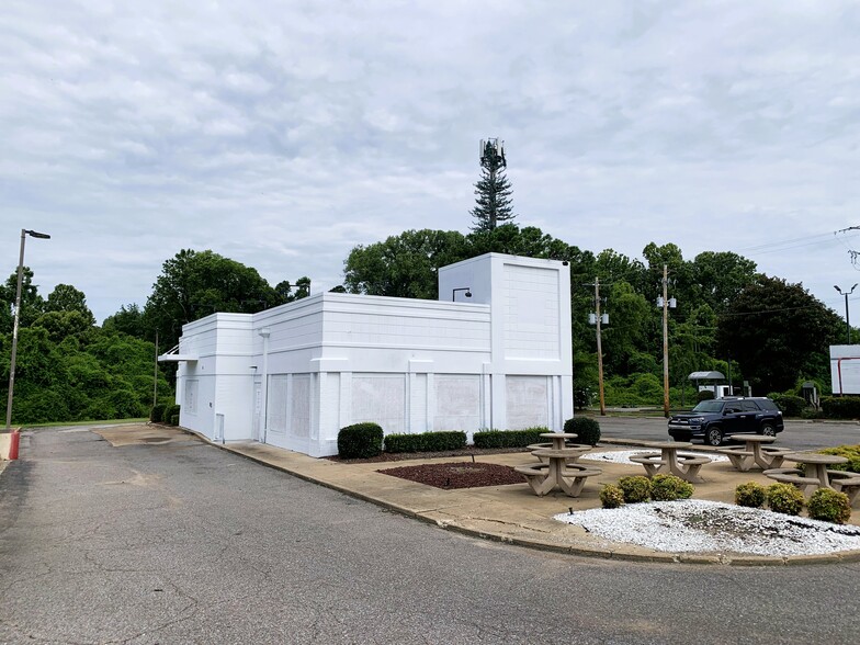 3623 Elvis Presley Blvd, Memphis, TN for lease - Building Photo - Image 1 of 6
