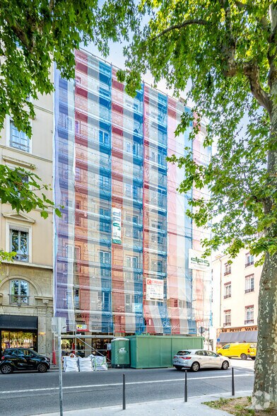 Retail in Lyon for lease - Building Photo - Image 2 of 2