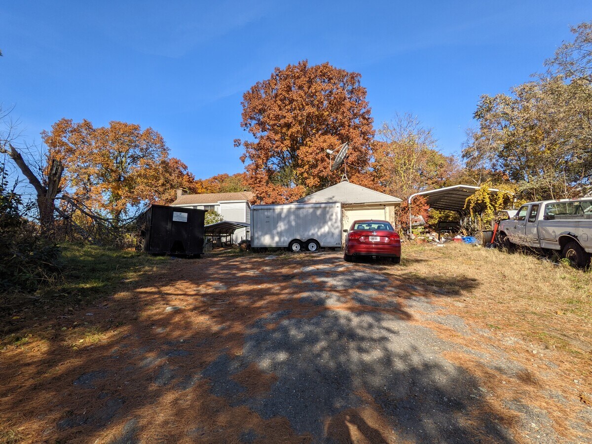 61 Sunderland Rd, Worcester, MA 01604