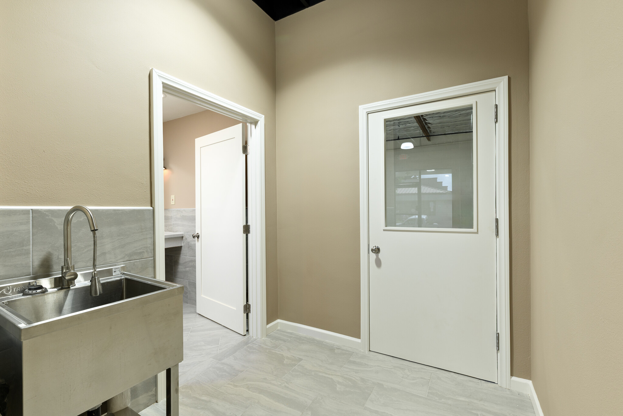 1595 Walter St, Ventura, CA for lease Interior Photo- Image 1 of 13