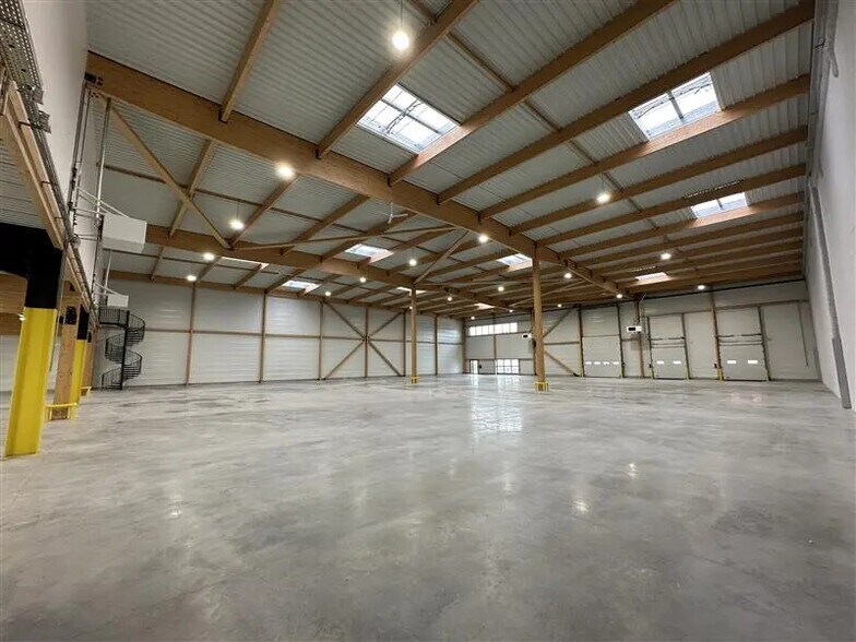 Industrial in Louvres for lease - Interior Photo - Image 1 of 12