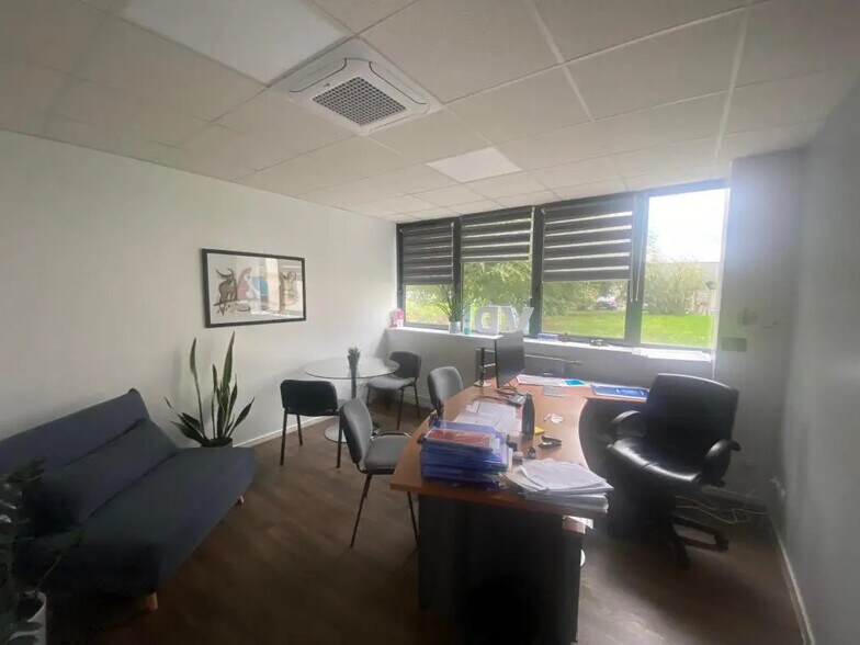Office in Saint-Étienne for lease - Interior Photo - Image 2 of 6