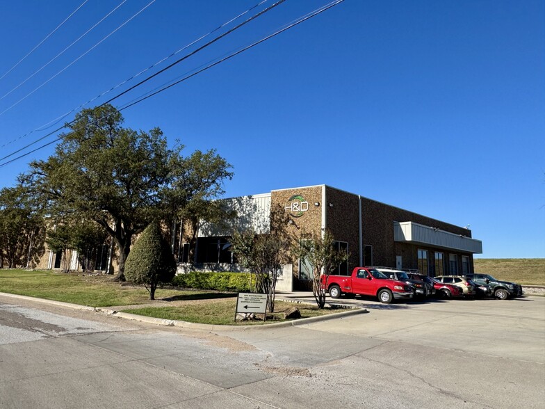 1371-1373 Round Table Dr, Dallas, TX for lease - Building Photo - Image 1 of 3