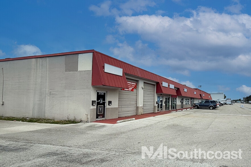 3700-3758 SE Dixie Hwy, Stuart, FL for lease - Building Photo - Image 1 of 6