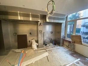 Retail in Levallois-Perret for lease Interior Photo- Image 2 of 4