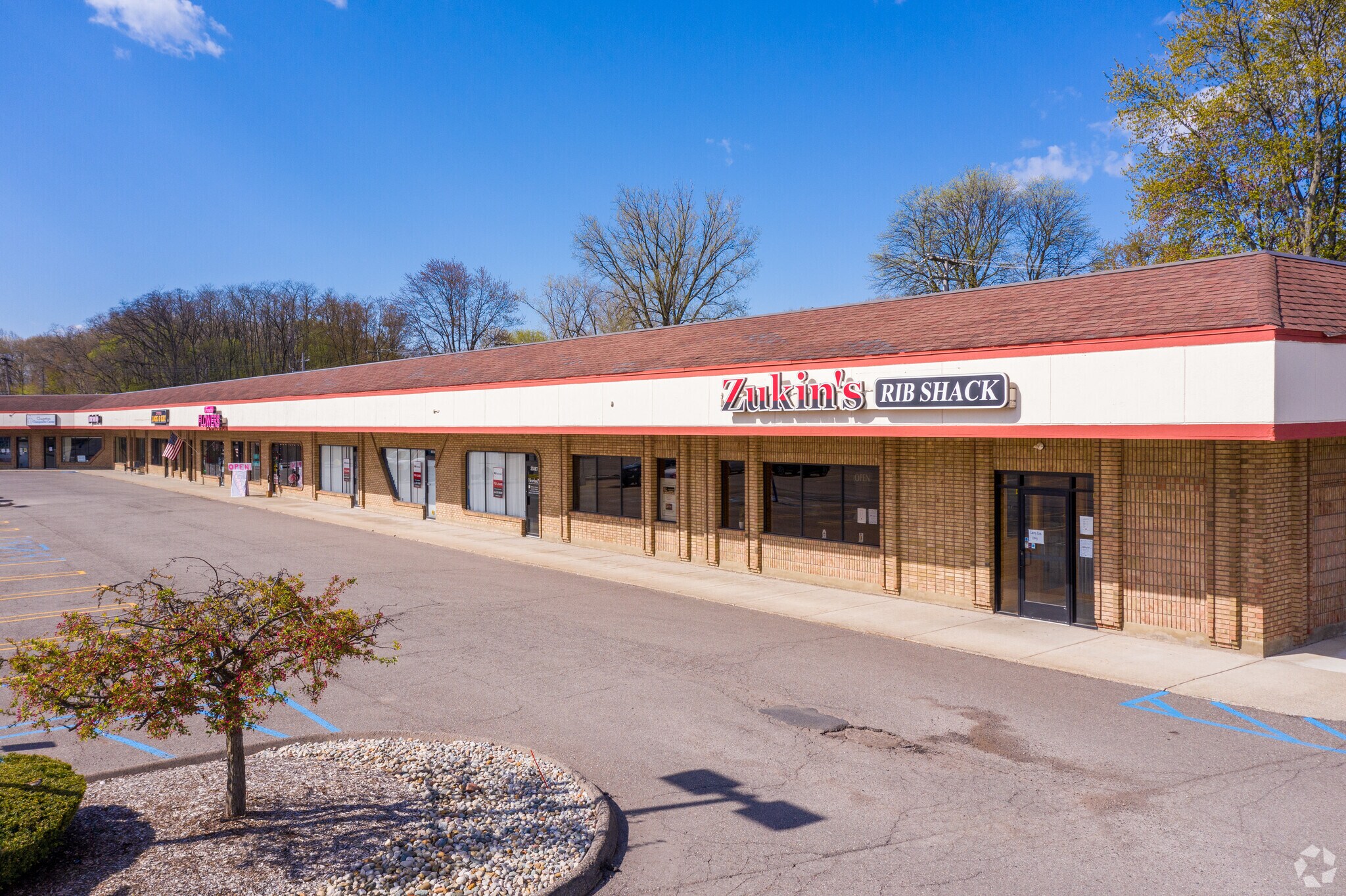 3365333897 Five Mile Rd, Livonia, MI 48154 Civic Center Plaza