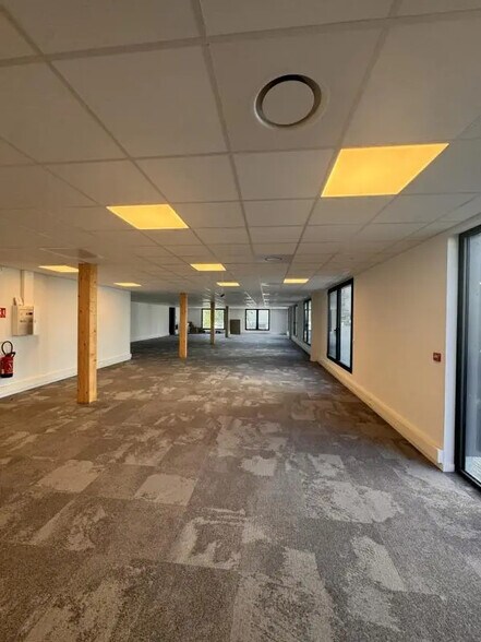 2 Rue Du Dr Charles-Gabriel Pravaz, Sainte-Foy-lès-Lyon for lease - Building Photo - Image 3 of 6