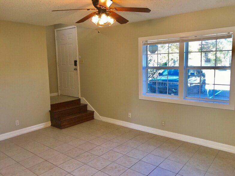 210 Austin St, Grapevine, TX for sale - Interior Photo - Image 2 of 10