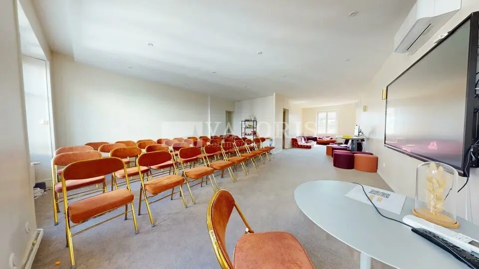 Office in Villeurbanne for lease - Building Photo - Image 1 of 9