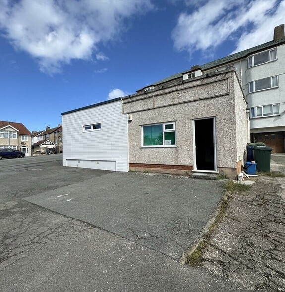 14 Cranford Crescent, Rhos On Sea, Colwyn Bay for lease - Building Photo - Image 2 of 3