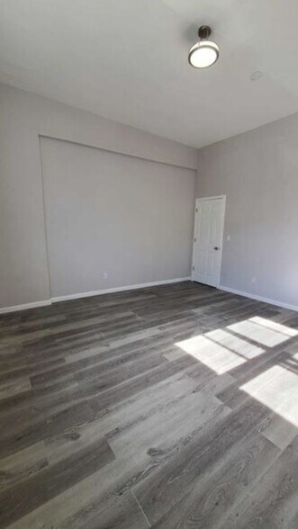 125 W Sidney Ave, Mount Vernon, NY for sale - Interior Photo - Image 2 of 11