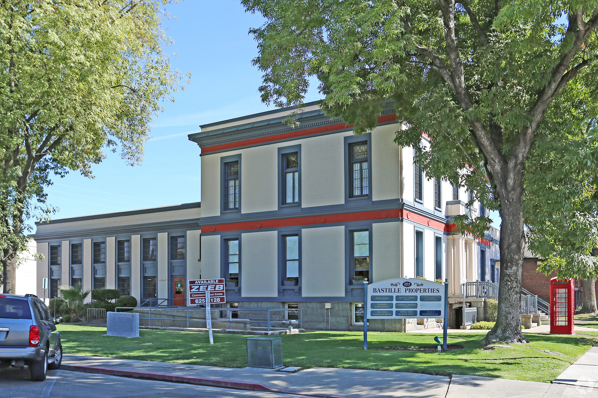 204 E Oak St, Visalia, CA for lease Primary Photo- Image 1 of 11