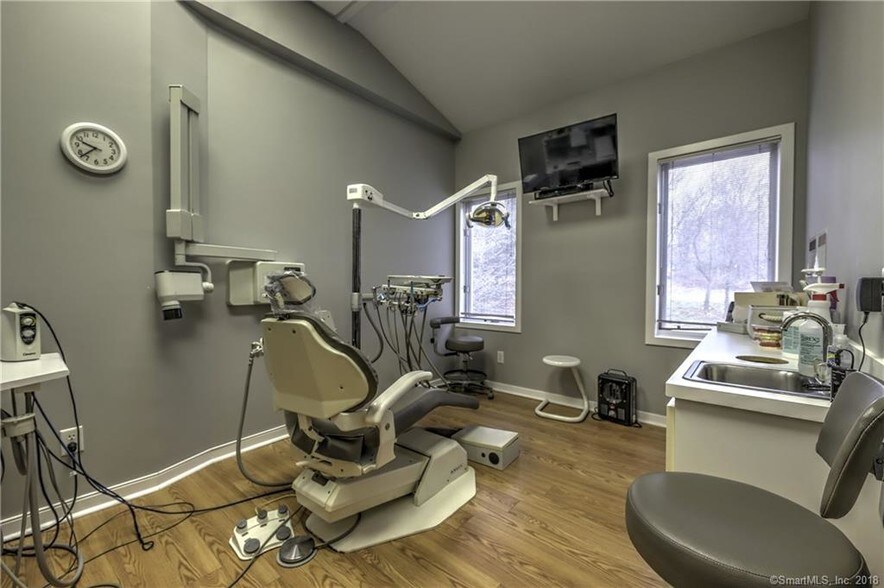 324 Elm St, Monroe, CT 06468