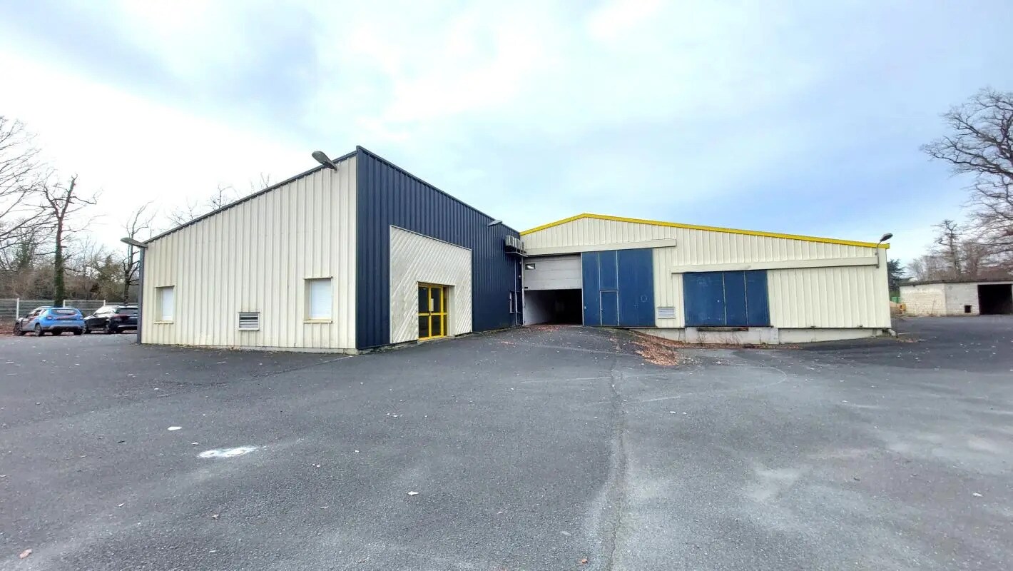 Flex in Angoulême for lease Building Photo- Image 1 of 11