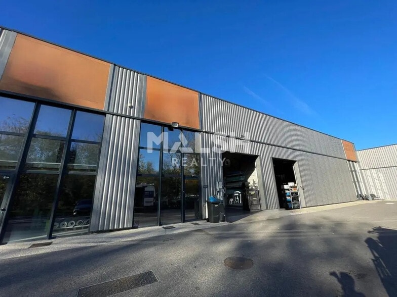 Office in Chaponost for lease - Building Photo - Image 1 of 12