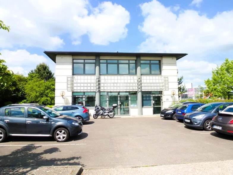 Office in Saint-Pierre-du-Perray for lease - Building Photo - Image 2 of 12