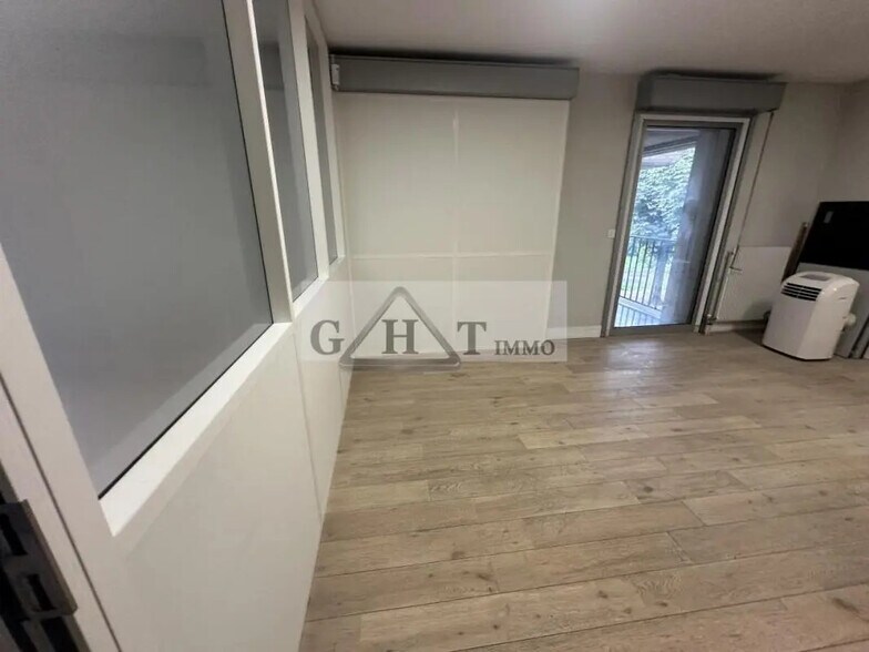 Retail in Boissy-Saint-Léger for lease - Interior Photo - Image 3 of 4