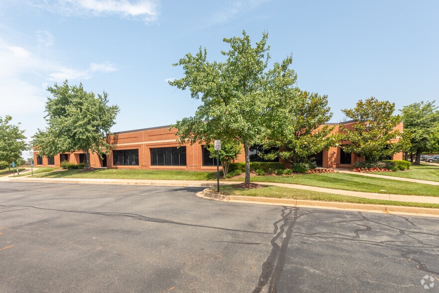 46000 Manekin Plz, Dulles, VA for lease - Building Photo - Image 2 of 3