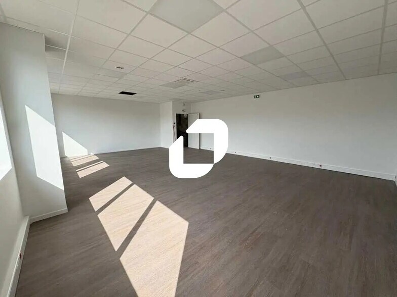 Flex in Poissy for lease - Interior Photo - Image 2 of 7