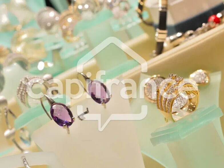 Retail in Vinzelles for sale - Building Photo - Image 3 of 4