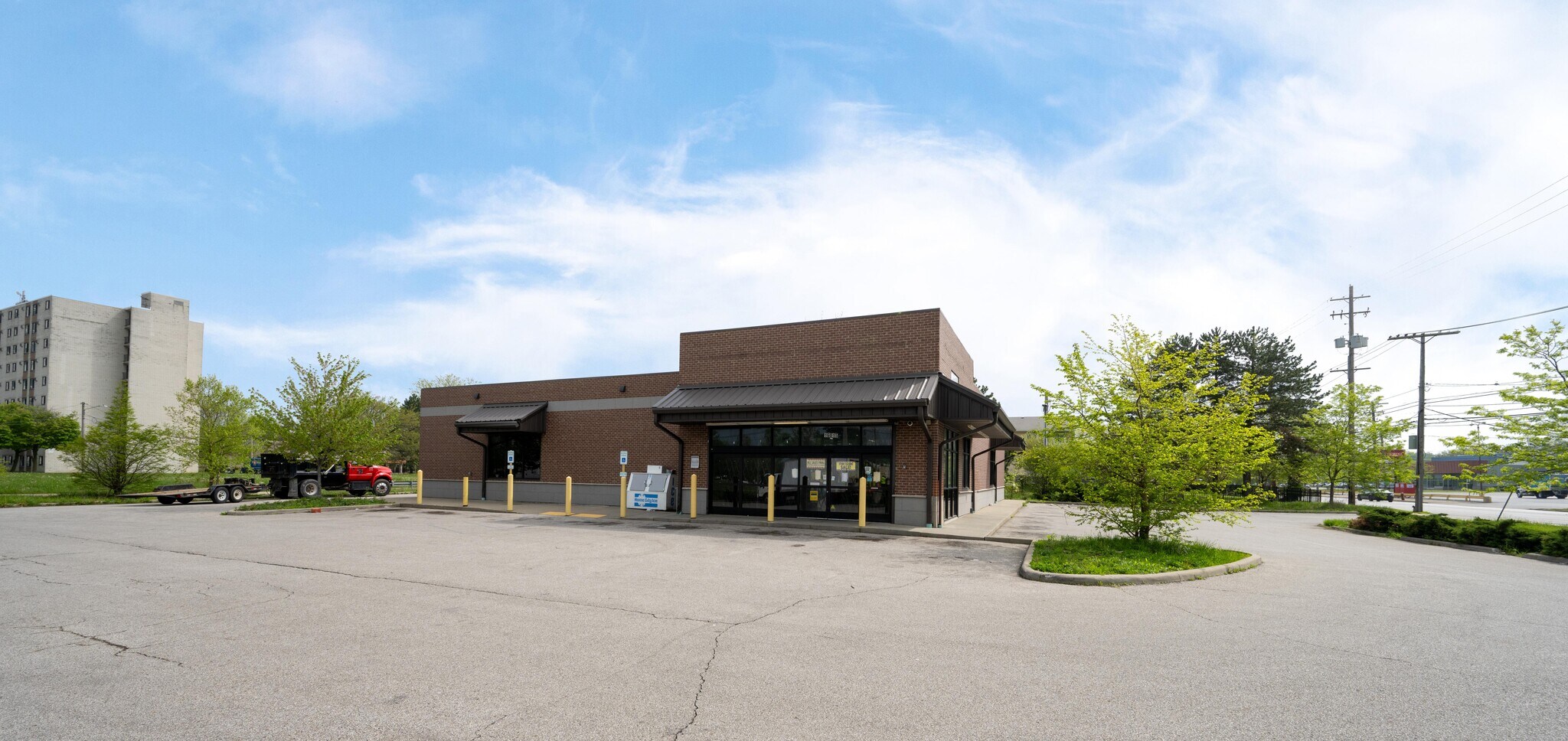 16015 Lake Shore Blvd, Cleveland, OH for lease Primary Photo- Image 1 of 5