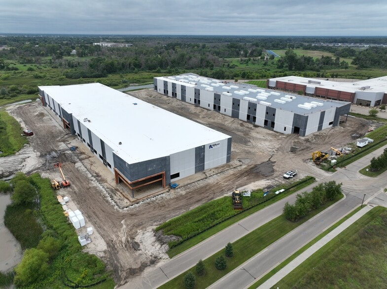 3890 Pheasant Ridge Dr, Blaine, MN for lease - Building Photo - Image 2 of 6