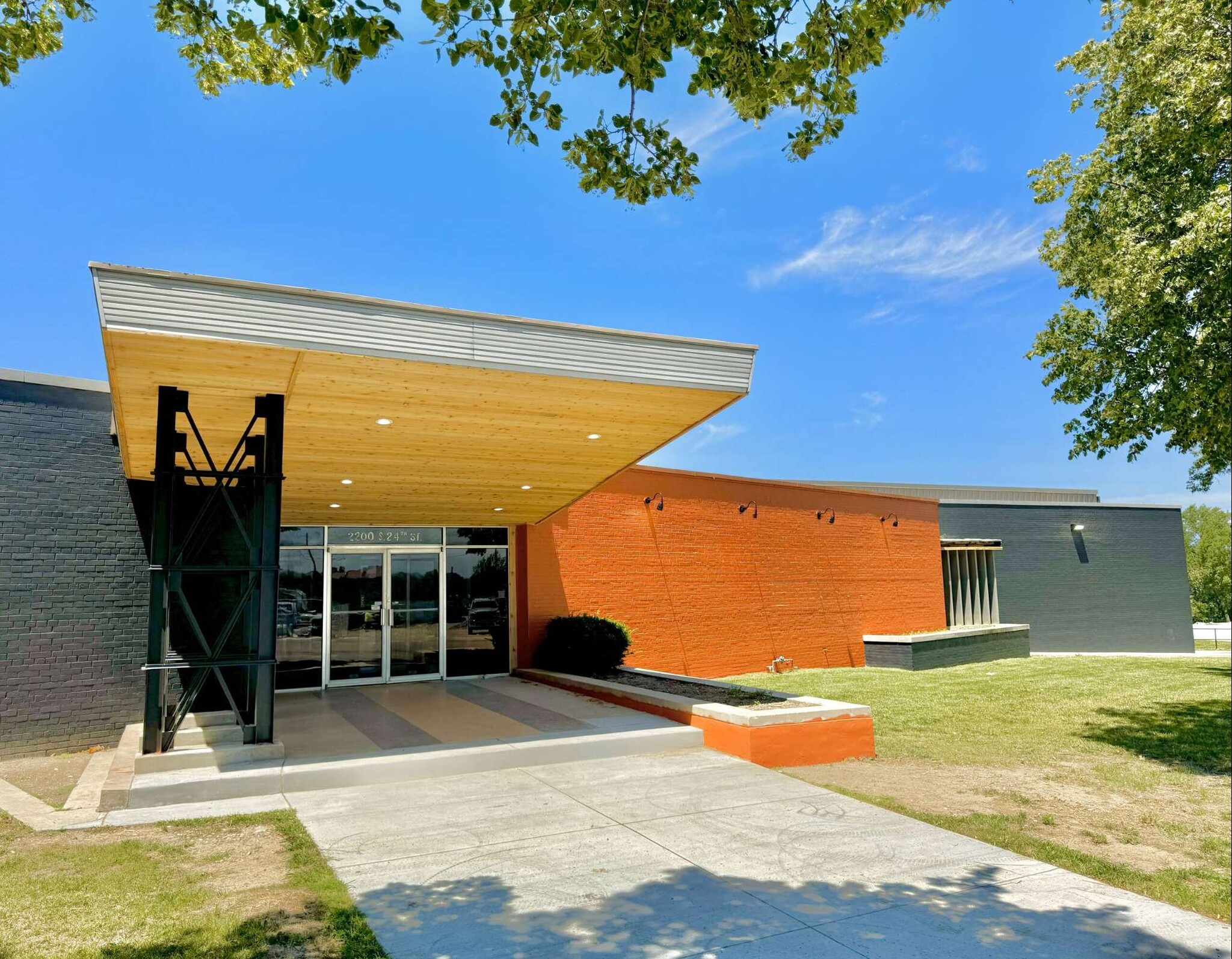 2200 S 24th St, Omaha, NE for lease Building Photo- Image 1 of 8