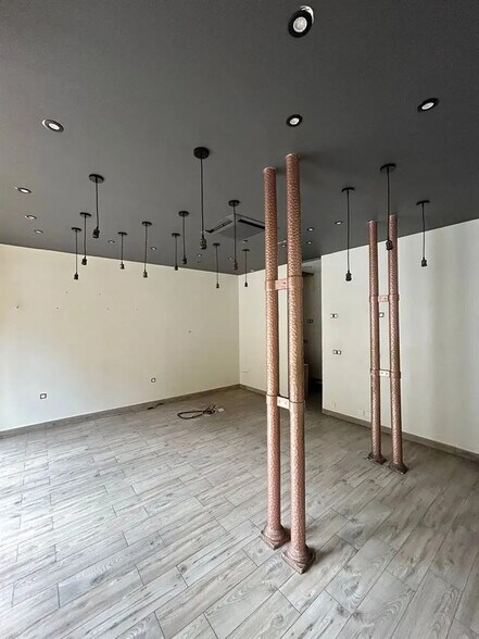 Retail in Paris for lease - Building Photo - Image 2 of 4