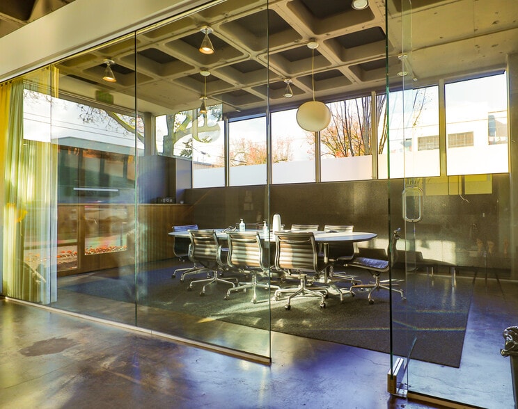 1700 SE 11th Ave, Portland, OR for sale - Interior Photo - Image 2 of 20