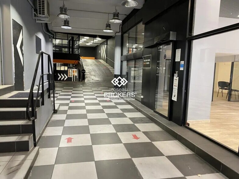 Retail in Grenoble for lease - Lobby - Image 3 of 14