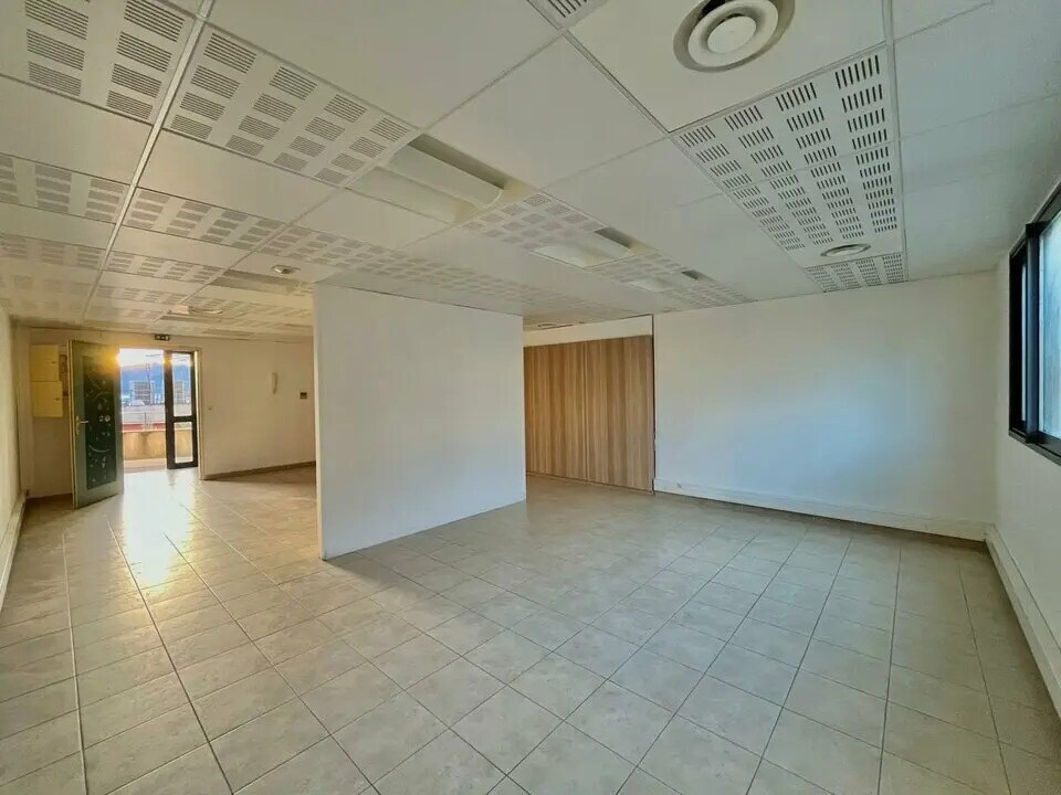 Office in Mouans-Sartoux for lease Interior Photo- Image 1 of 9